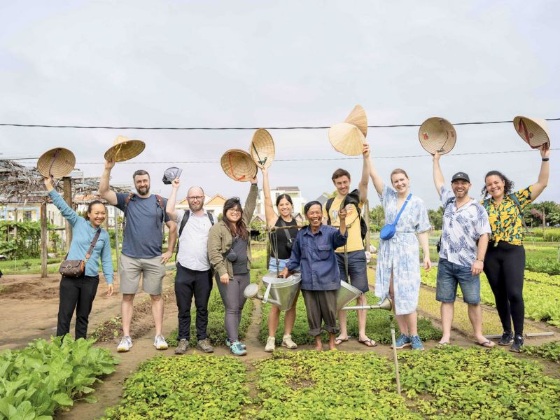 Làm nông cùng người dân Trà Quế 